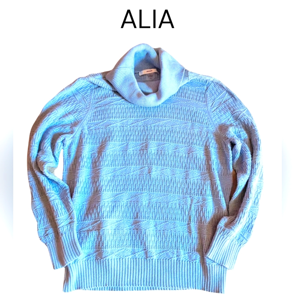 ALIA size Large EUC vintage baby blue colour, knitted style turtleneck pullover